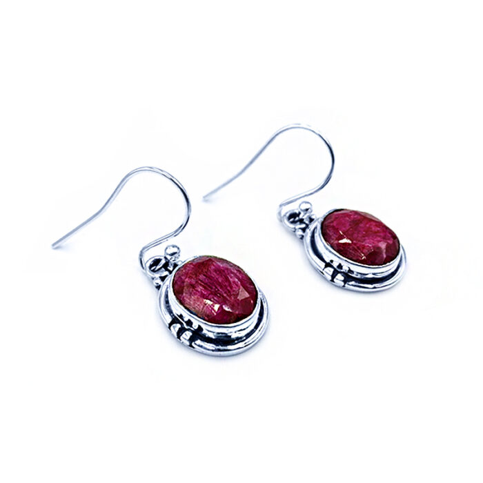 Χειροποίητα σκουλαρίκια από ασήμι 925° με Ρουμπίνι (οβάλ – ταγέ 1,1Χ0,9cm) – Ο πολύτιμος λίθος του πάθους και της αγάπης