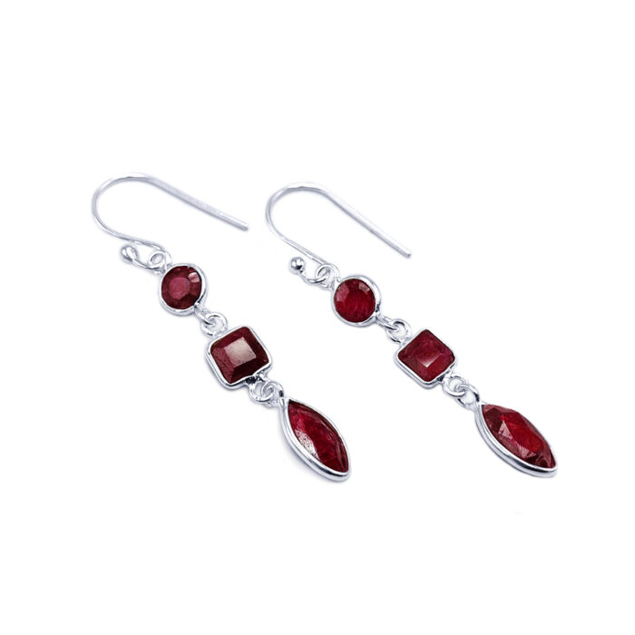 Χειροποίητα σκουλαρίκια από ασήμι 925° με τριπλό Ρουμπίνι – Ο πολύτιμος λίθος του πάθους και της αγάπης