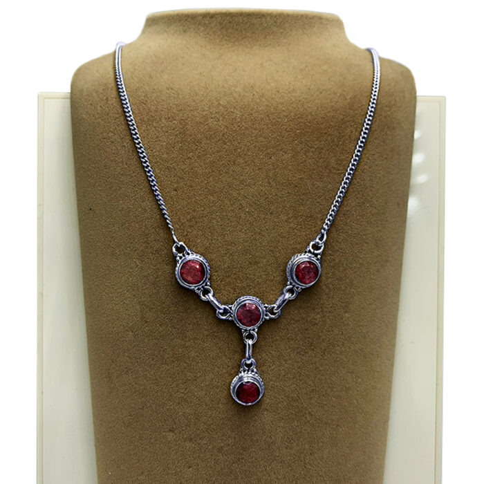 Χειροποίητο ασημένιο κολιέ με τέσσερα Ρουμπίνια – Ο πολύτιμος λίθος του πάθους και της αγάπης