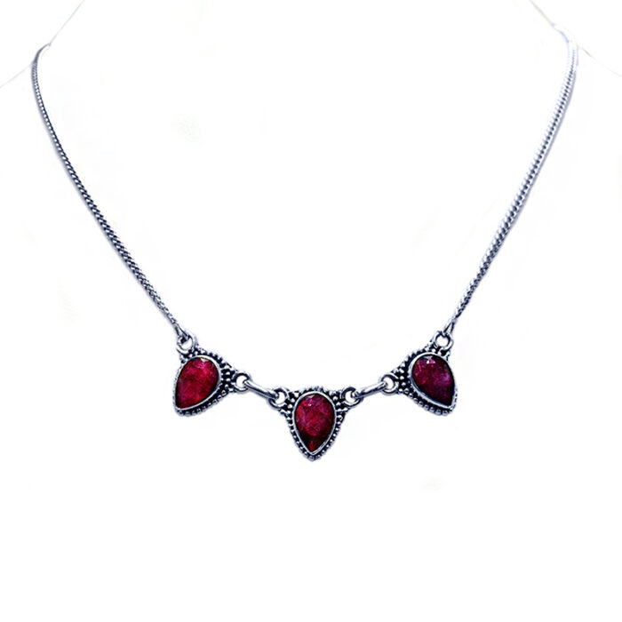 Χειροποίητο ασημένιο κολιέ με Ρουμπίνια – Ο πολύτιμος λίθος του πάθους και της αγάπης