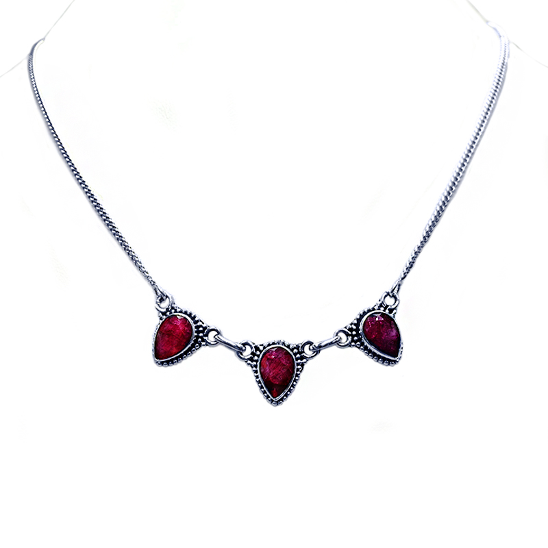 Χειροποίητο ασημένιο κολιέ με Ρουμπίνια – Ο πολύτιμος λίθος του πάθους και της αγάπης