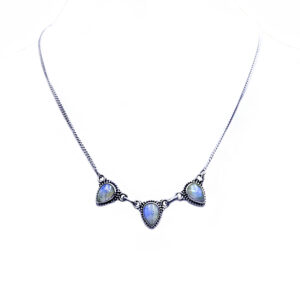 Ασημένιο χειροποίητο κολιέ με Φεγγαρόπετρα (Moonstone) τριπλό δάκρυ – Ο λίθος της διαίσθησης