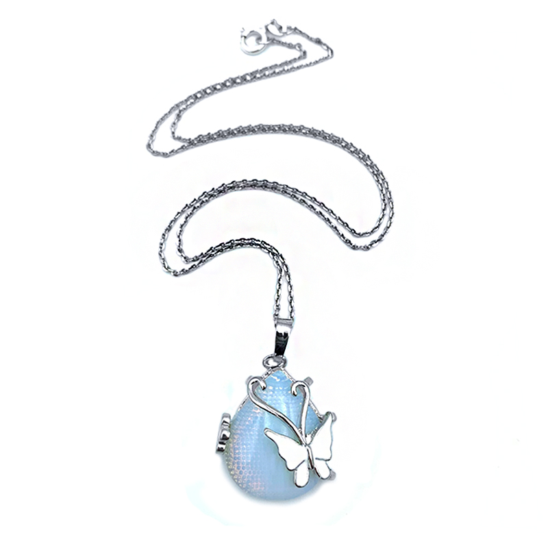 Μενταγιόν με Φεγγαρόπετρα (Moonstone) και πεταλούδα – Ο λίθος της διαίσθησης