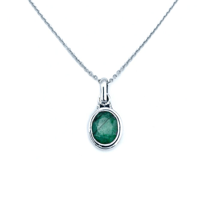 Χειροποίητο ασημένιο μενταγιόν με Σμαράγδι (οβάλ) – Ο πολύτιμος λίθος της πίστης και της ακεραιότητας