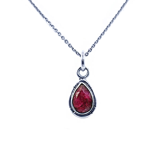 Χειροποίητο ασημένιο μενταγιόν με Ρουμπίνι (δάκρυ ταγέ) – Ο πολύτιμος λίθος του πάθους και της αγάπης