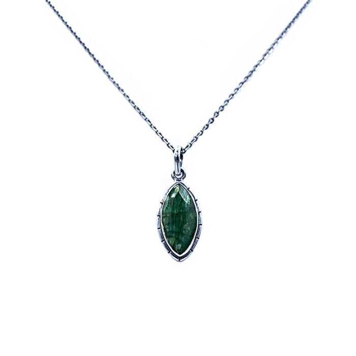 Χειροποίητο ασημένιο μενταγιόν με Σμαράγδι (ναβέτα) – Ο πολύτιμος λίθος της πίστης και της ακεραιότητας