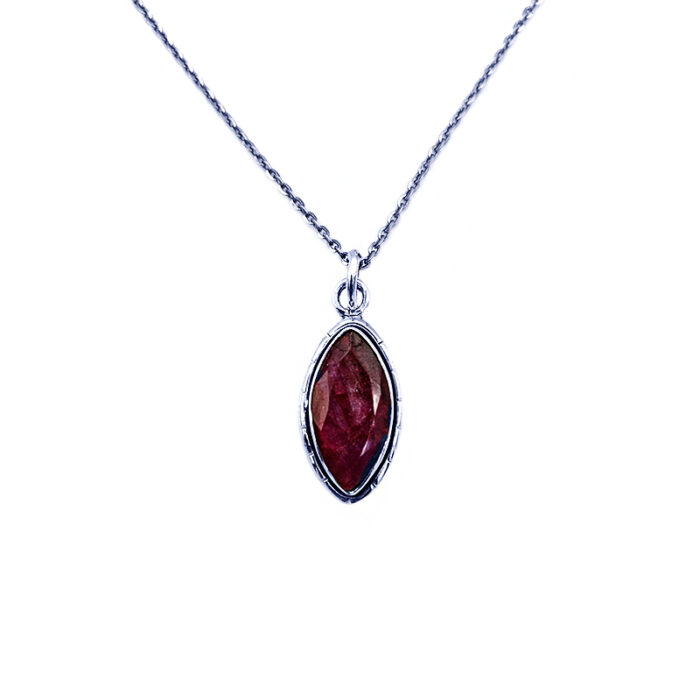 Χειροποίητο ασημένιο μενταγιόν με Ρουμπίνι (ναβέτα) – Ο πολύτιμος λίθος του πάθους και της αγάπης