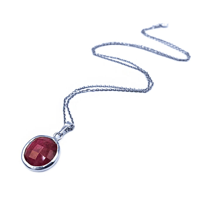 Χειροποίητο ασημένιο μενταγιόν με Ρουμπίνι (στρογγυλό 1,4cm) – Ο πολύτιμος λίθος του πάθους και της αγάπης