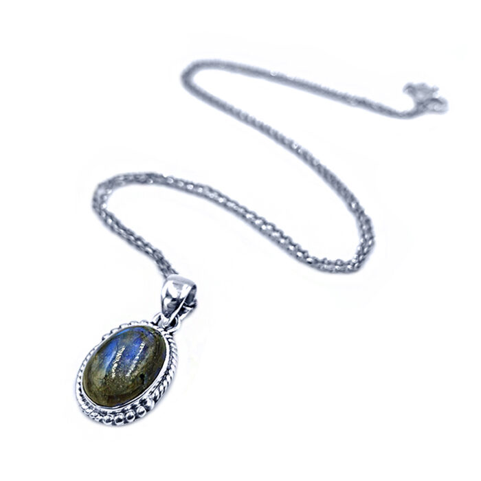Χειροποίητο μενταγιόν Λαμπραδορίτης (οβάλ καπουσόν 1,3 Χ 1,0 cm) από ασήμι 925° – Ο λίθος της πνευματικότητας