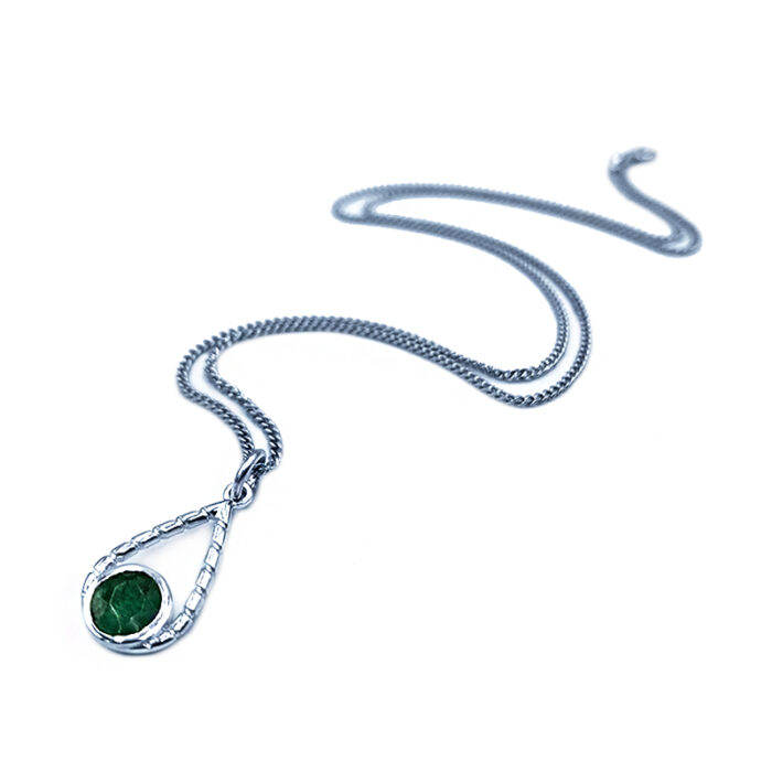 Χειροποίητο Μενταγιόν Σμαράγδι (στρογγυλο) σε ασήμι 925° – Ο πολύτιμος λίθος της πίστης και της ακεραιότητας