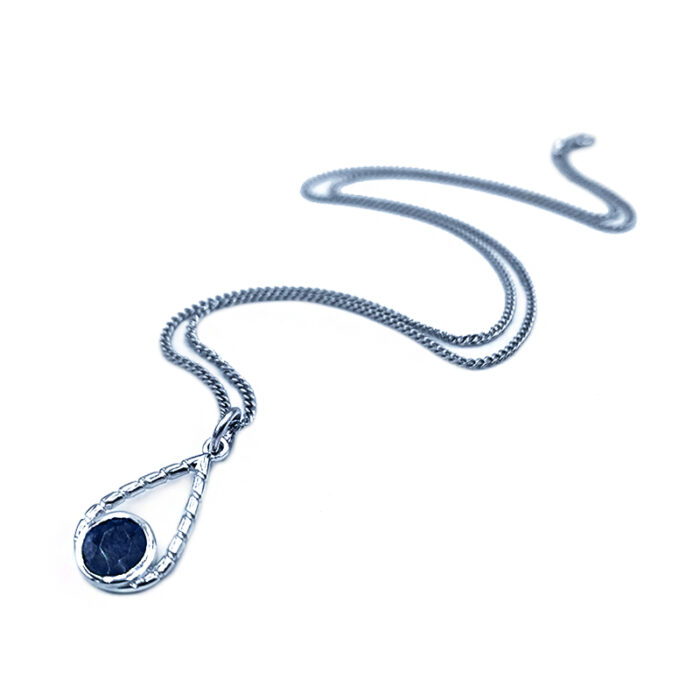 Χειροποίητο ασημένιο μενταγιόν με Μπλε Ζαφείρι (στρογγυλο) – Ο Βασιλικός πολύτιμος λίθος