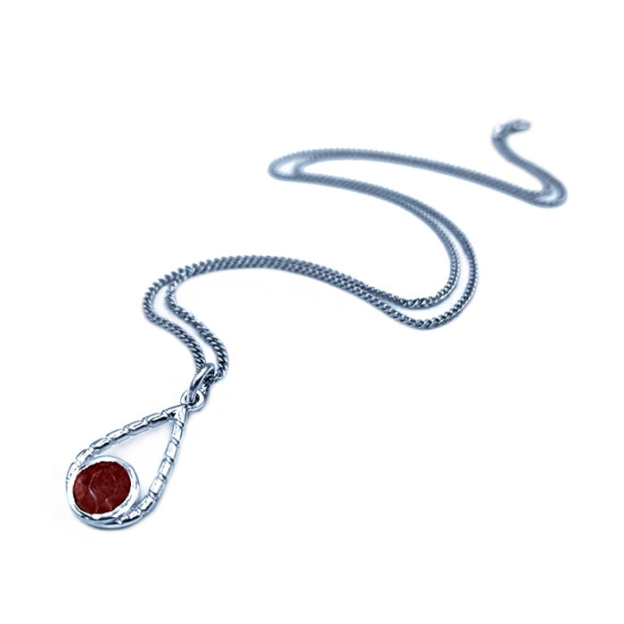 Χειροποίητο ασημένιο μενταγιόν με Ρουμπίνι (στρόγγυλο) – Ο πολύτιμος λίθος του πάθους και της αγάπης