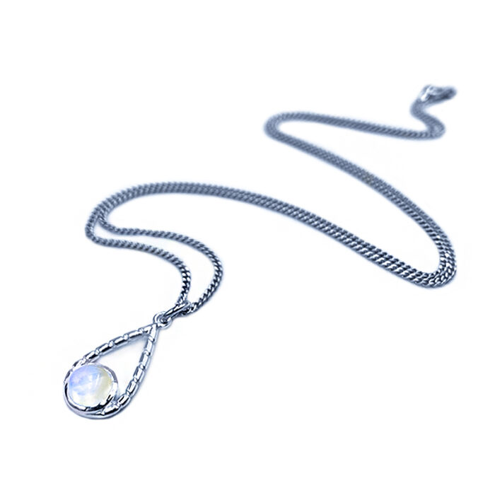 Χειροποίητο Ασημένιο Μενταγιόν με Φεγγαρόπετρα (Moonstone) στρογγυλο – Ο λίθος της διαίσθησης