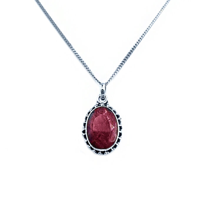 Χειροποίητο ασημένιο μενταγιόν με Ρουμπίνι (οβάλ 1,5 X 1,1cm) – Ο πολύτιμος λίθος του πάθους και της αγάπης