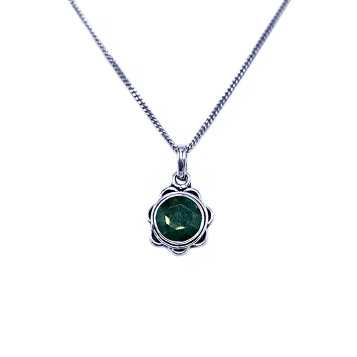 Χειροποίητο ασημένιο μενταγιόν με Σμαράγδι (λουλούδι) – Ο πολύτιμος λίθος της πίστης και της ακεραιότητας