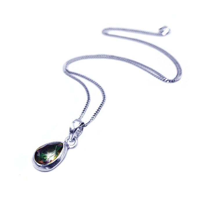 Χειροποίητο ασημένιο μενταγιόν με Mystic Topaz (Τοπάζι) δάκρυ – Ο λίθος της συναισθηματικής θεραπείας