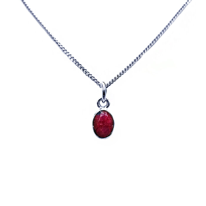 Χειροποίητο ασημένιο μενταγιόν με Ρουμπίνι οβάλ ταγέ  – Ο πολύτιμος λίθος του πάθους και της αγάπης
