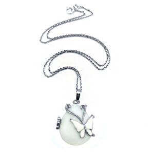 Μενταγιόν Λευκός Όνυχας με πεταλούδα – Ο λίθος της ηρεμίας και της πνευματικής διαύγειας