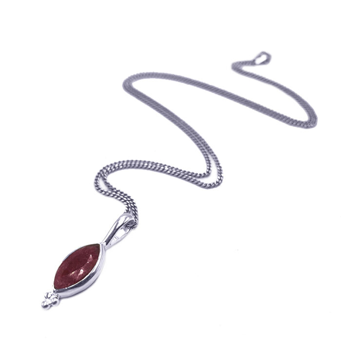 Χειροποίητο ασημένιο μενταγιόν με Ρουμπίνι (ναβέτα) – Ο πολύτιμος λίθος του πάθους και της αγάπης