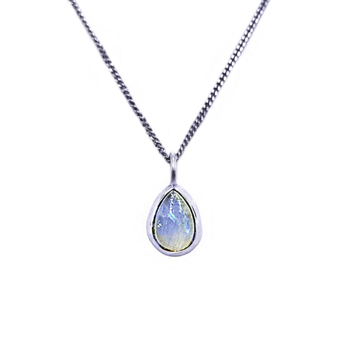 Χειροποίητο ασημένιο μενταγιόν με Φεγγαρόπετρα (Moonstone) δάκρυ – Ο λίθος της διαίσθησης