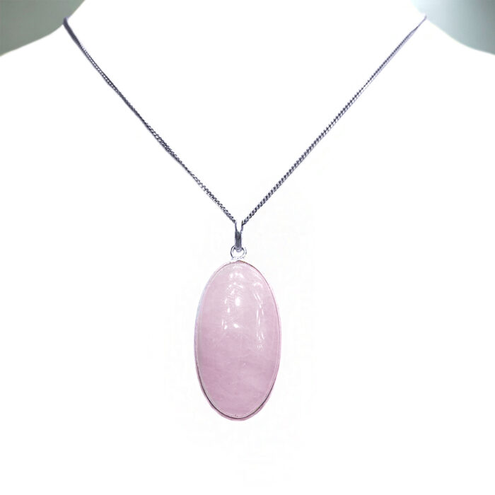 Χειροποίητο ασημένιο μενταγιόν Ροζ Χαλαζίας (οβάλ) – Ο λίθος της αγάπης
