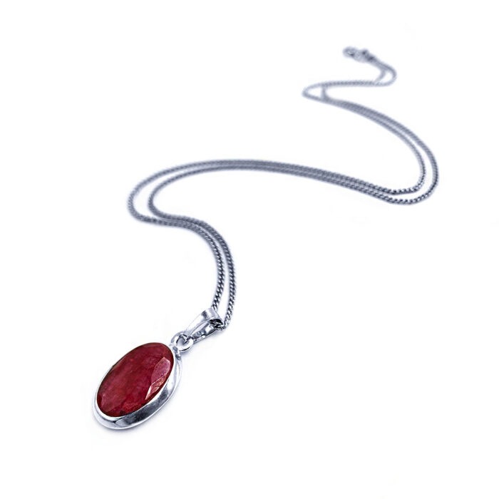 Χειροποίητο ασημένιο μενταγιόν με Ρουμπίνι (οβάλ - ταγέ) – Ο πολύτιμος λίθος του πάθους και της αγάπης