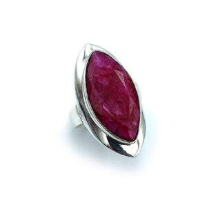 Χειροποίητο ασημένιο δαχτυλίδι με Ρουμπίνι - Ο πολύτιμος λίθος του πάθους και της αγάπης