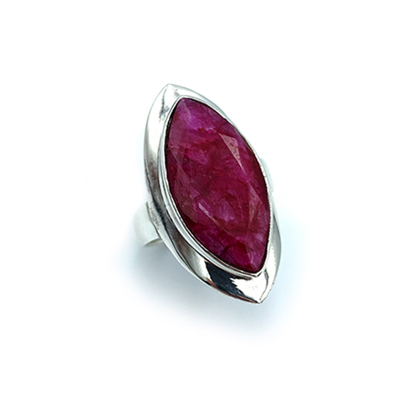 Χειροποίητο ασημένιο δαχτυλίδι με Ρουμπίνι - Ο πολύτιμος λίθος του πάθους και της αγάπης