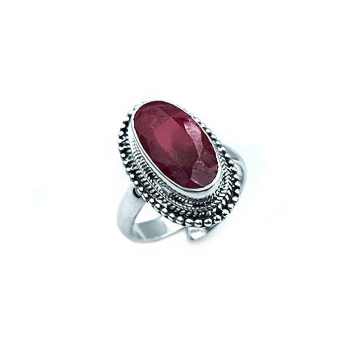 Χειροποίητο ασημένιο δαχτυλίδι με Ρουμπίνι – Ο πολύτιμος λίθος του πάθους και της αγάπης