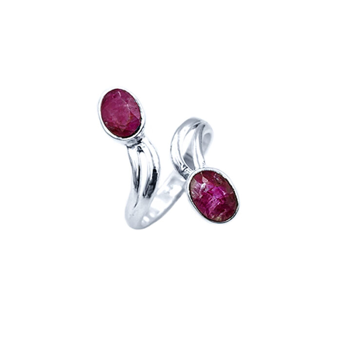 Χειροποίητο ασημένιο δαχτυλίδι με Ρουμπίνια (οβάλ - ταγέ) – Ο πολύτιμος λίθος του πάθους και της αγάπης