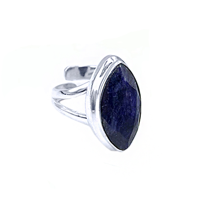 Χειροποίητο ασημένιο δαχτυλίδι με μπλε Ζαφείρι ναβέτα – Ο Βασιλικός πολύτιμος λίθος - Image 2