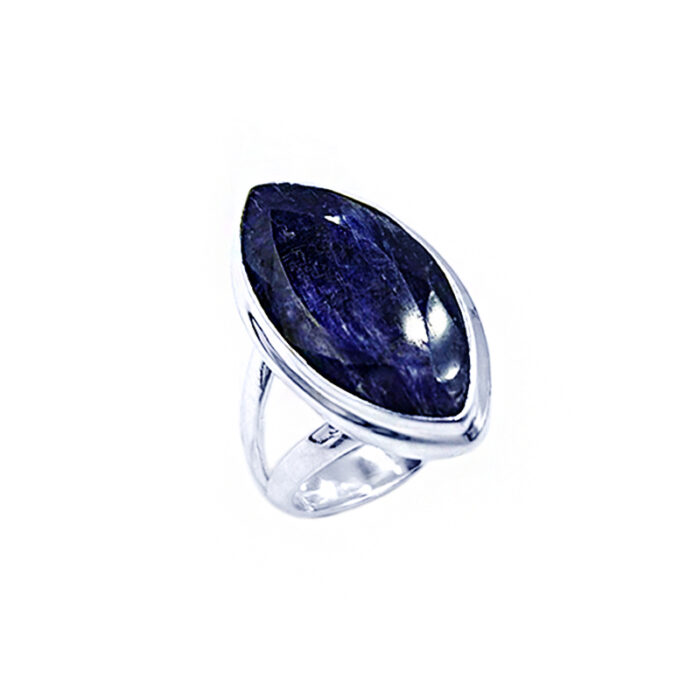 Χειροποίητο ασημένιο δαχτυλίδι με μπλε Ζαφείρι ναβέτα – Ο Βασιλικός πολύτιμος λίθος