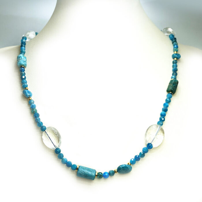 Χειροποίητο κολιέ Μπλε Απατίτης και Λευκός Χαλαζίας