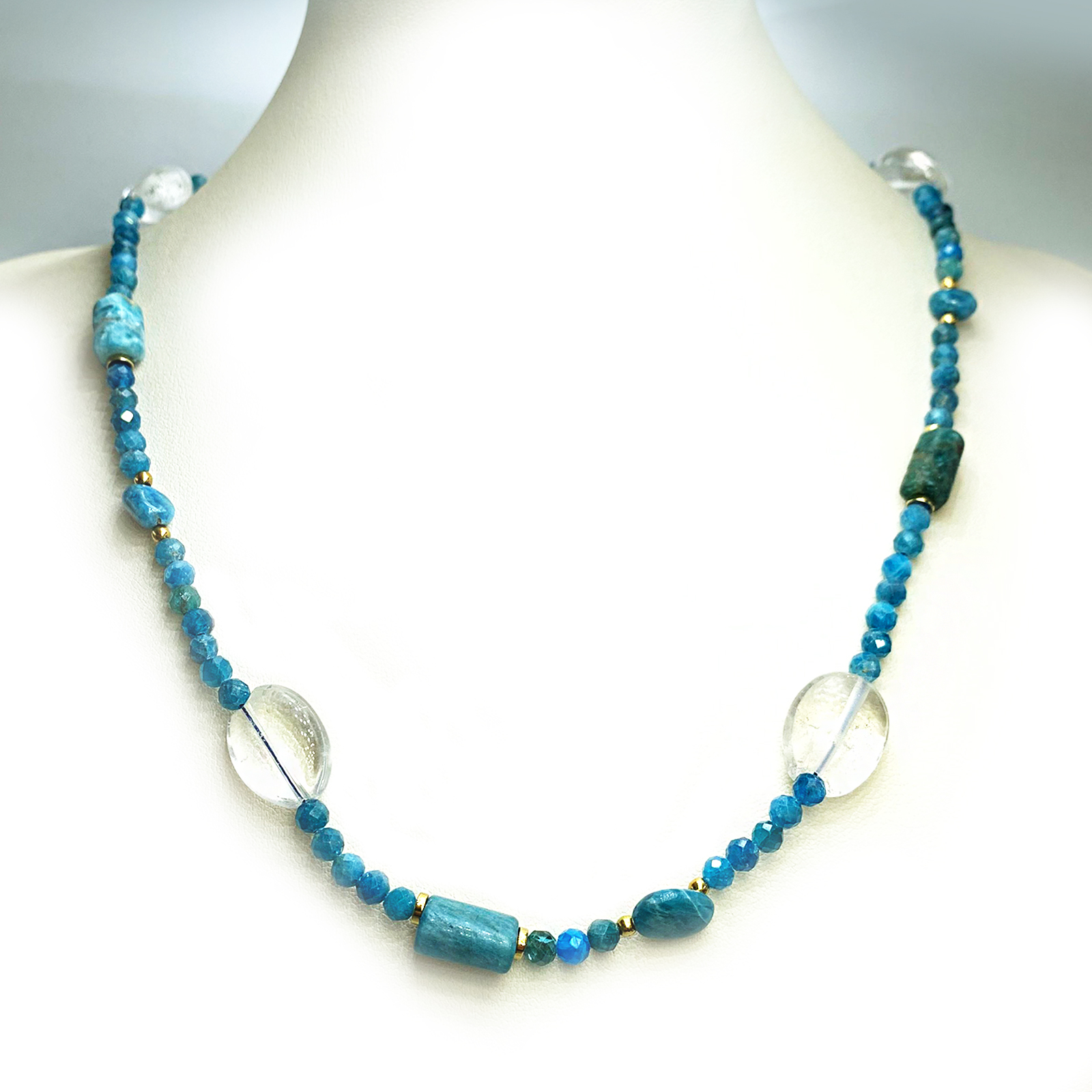 Χειροποίητο κολιέ Μπλε Απατίτης και Λευκός Χαλαζίας