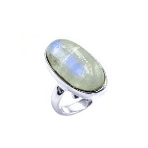 Χειροποίητο Ασημένιο δαχτυλίδι με οβάλ καπουσόν Φεγγαρόπετρα (Moonstone) – Ο λίθος της διαίσθησης